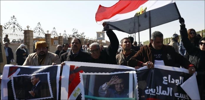 Egypt prepares to give military honors to Hosni Mubarak e1582715354650