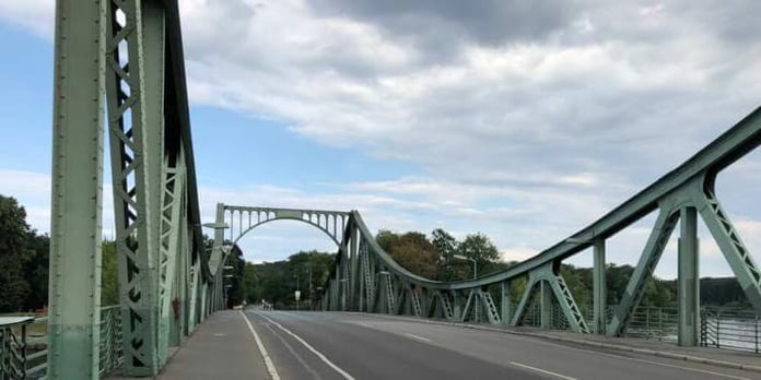 The Glienicke Bridge connects Berlin and Brandenburg | Photo: Uwe Rada