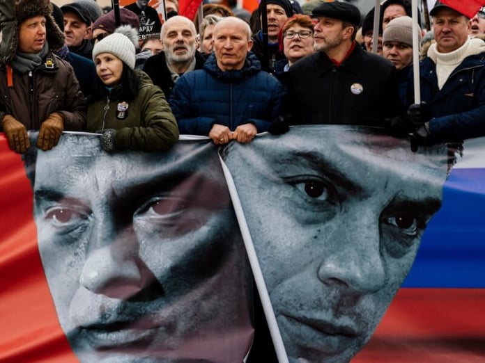 tens of thousands of russians commemorate murdered kremlin opponent nemzow