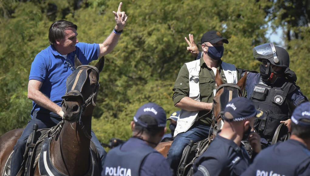 Bolsonaro protests the Supreme Court's investigation into horseback