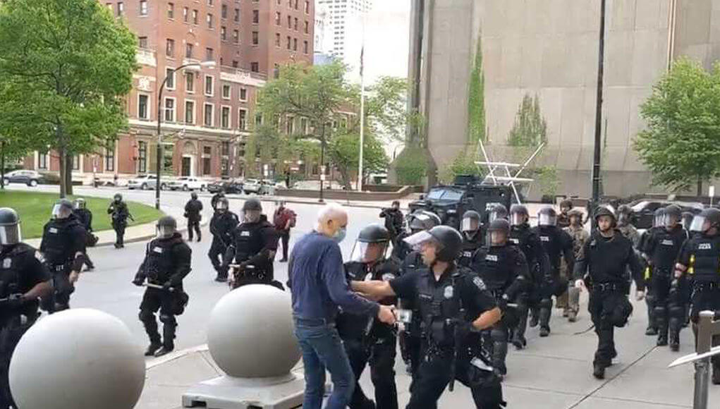 New York .. "Complete" police unit resigns after video of "Paying an elderly protester"