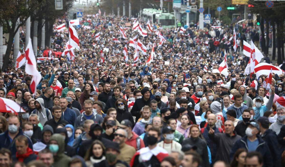 The number of protesters in Minsk exceeded 100 thousand people