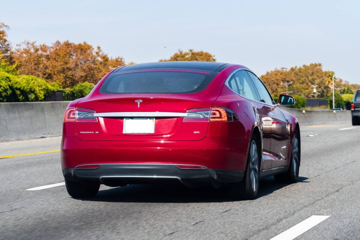 See how Tesla's autopilot falls on the test and cuts the "pedestrians" on the road