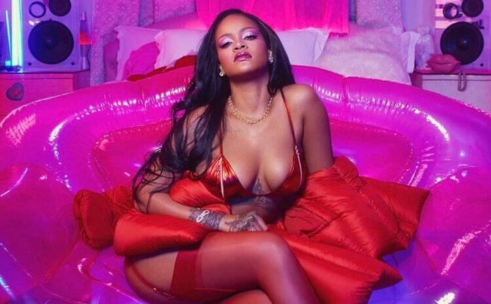Rihanna set fire to social networks