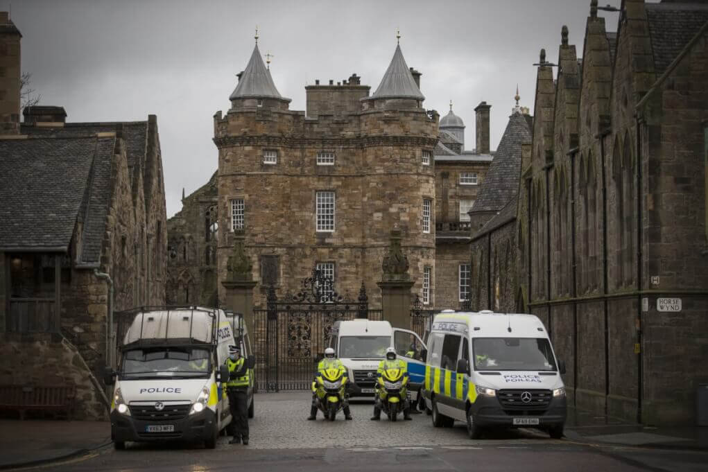 A man with a bomb arrested at the Scottish residence of Elizabeth II Buckingham palace