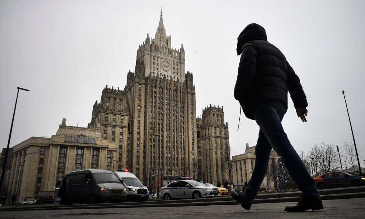 Russian Foreign Ministry promises a firm response to sanctions "for Navalny"