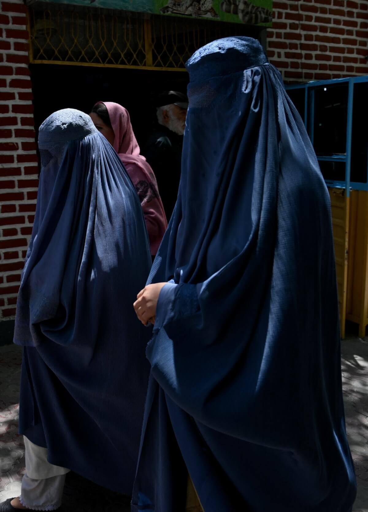 TALIBAN-AFGHANISTAN-SOCIETY-WOMEN-RIGHTS-BURQA