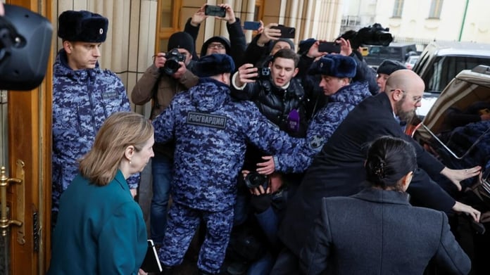 US Ambassador Lynn Tracy attacked by pro-Kremlin protesters at the entrance to the Russian Foreign Ministry

