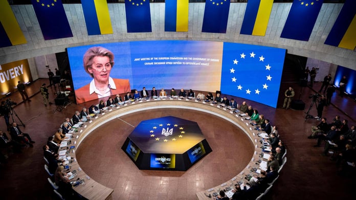 Kyiv hosts EU summit amid Russian offensive
