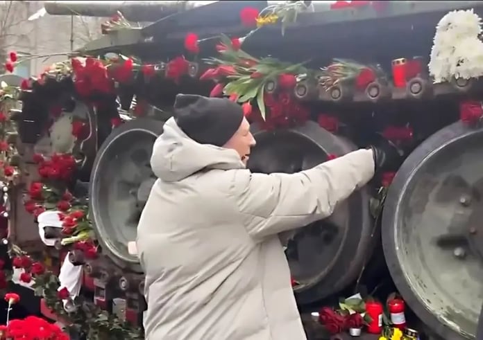 In Germany, locals brought flowers to the padded Russian tank

