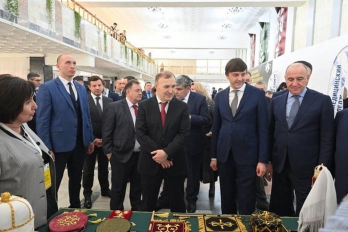 Minister of Education of the Russian Federation Sergey Kravtsov presented the flag 