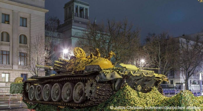 Russian tank makes noise in Berlin

