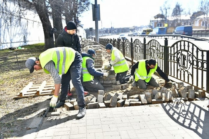 In Yaroslavl, on Bogoyavlenskaya Square, work on updating paving slabs has begun

