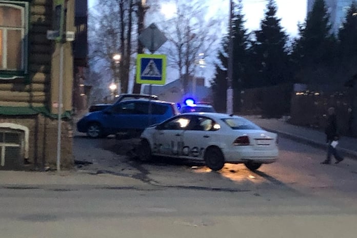 Kostroma accidents: UBER taxi against a pole

