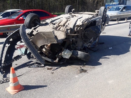 Five people were injured when a car hit a tractor on a highway near Kaluga