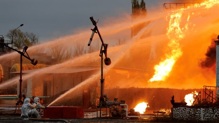 In the Krasnodar Territory, a tank with oil products caught fire near the port of Taman

