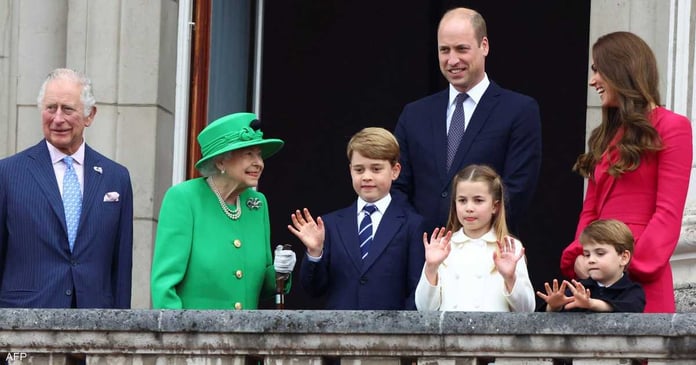 Hours before Charles' inauguration, the 'Balcony of Buckingham' mystery continues

