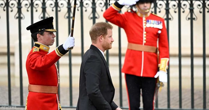 Prince Harry arrives 'alone' for his father's coronation

