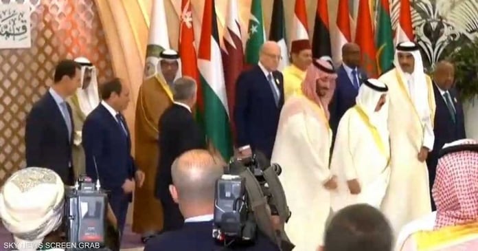 Syrian News Agency: A handshake between Al-Assad and the Emir of Qatar before the summit

