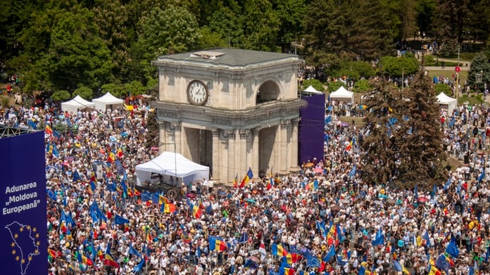 More than 75,000 people took part in the rally in favor of the European integration of Moldova


