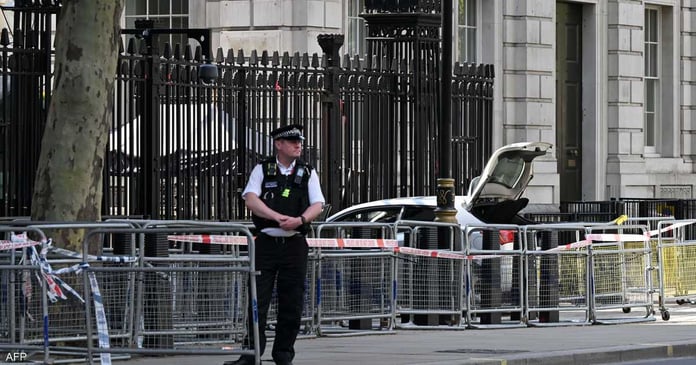 Arrest a person whose car crashed into the gates of the British Prime Minister's residence

