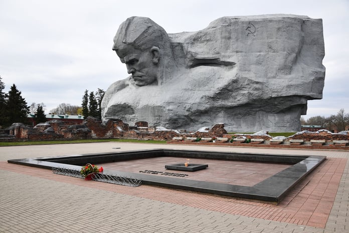 A particle of the Eternal Flame from Poklonnaya Hill has been received in the Brest Fortress

