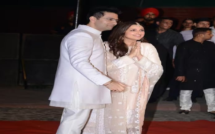 Parineeti-Raghav Engagement: After the engagement, Raghav and Parineeti gave many poses, both of them have done together in London...