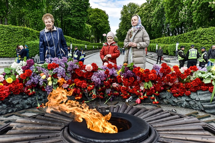 People of Ukraine bring flowers to monuments of the Great Patriotic War Fox News


