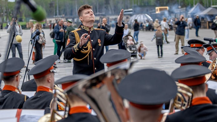 The first concert of the season of the military bands in the parks took place near the walls of the main temple of the RF armed forces


