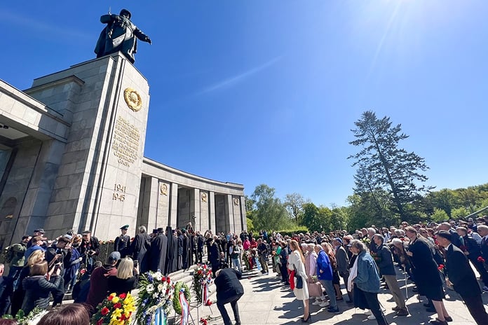 The flower laying ceremony took place at the Soviet war memorial in Berlin's Tiergarten park News

