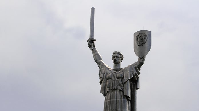 They want to replace the coat of arms of the USSR on the monument 