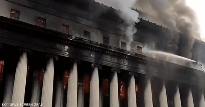 Video .. Massive fire destroys historic post office building in Manila

