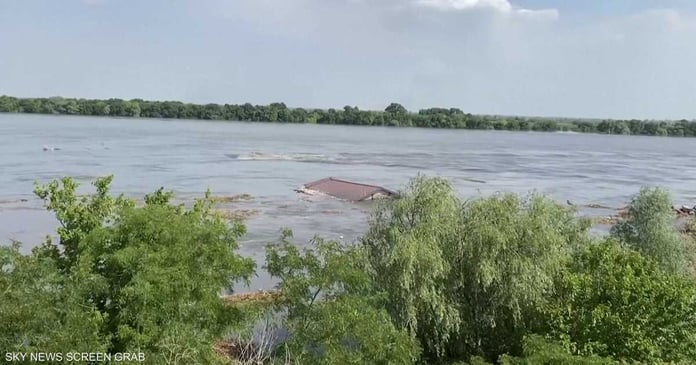 Flood waters pour into Nova Kakhovka.. 7 people lost

