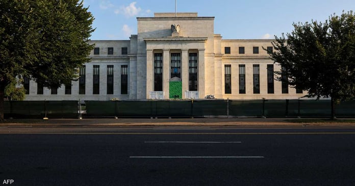 What does the US Federal Reserve's decision to set the interest rate reflect?

