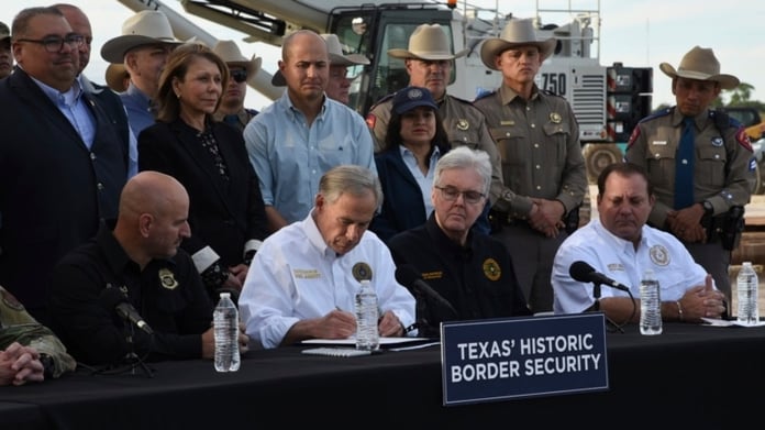 texas-police-migrants-arrest