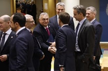 victor-orban-shaking-hand-with-Macron-EU-Summit
